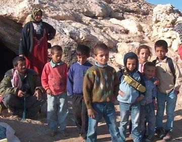  اطفال على باب المغارة بجنوب الخليل، تصوير: موسى ابو هشهش، 13.12.04.