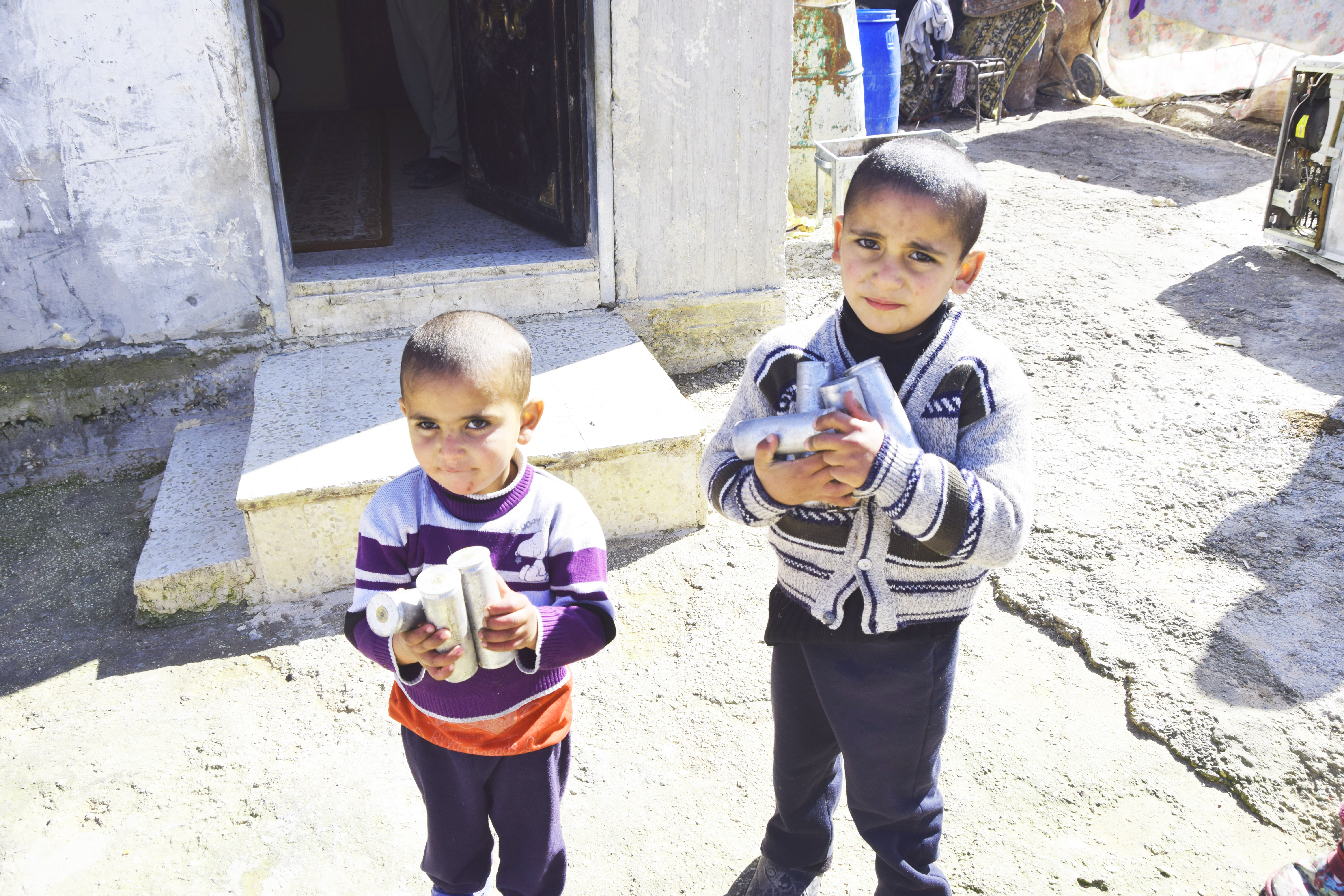 ילדים מהכפר מאדמא אוחזים ב"מזכרות" שירו חיילים