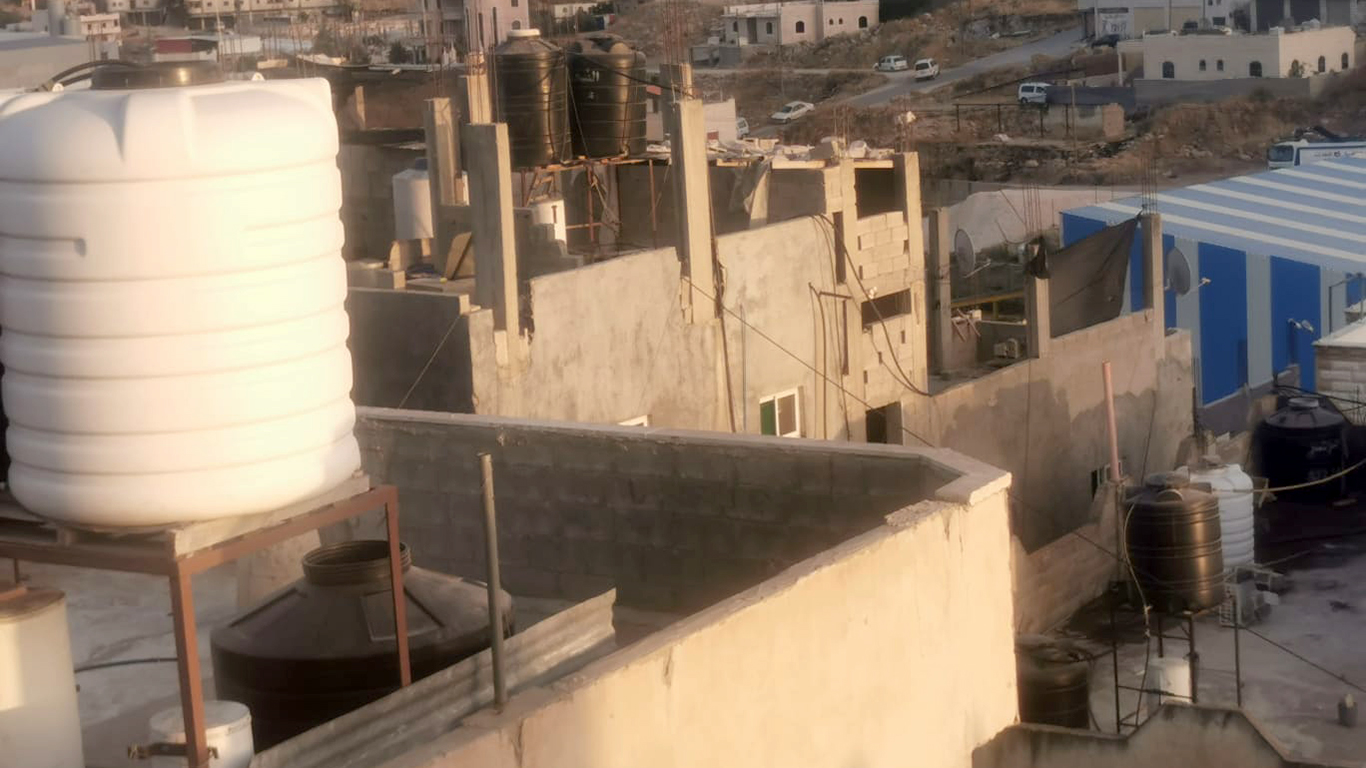מבט מהגג שעליו נהרג חוסיין טיטי לגג שעליו עמדו החיילים. צילום: נסר א-נוואג'עה, בצלם