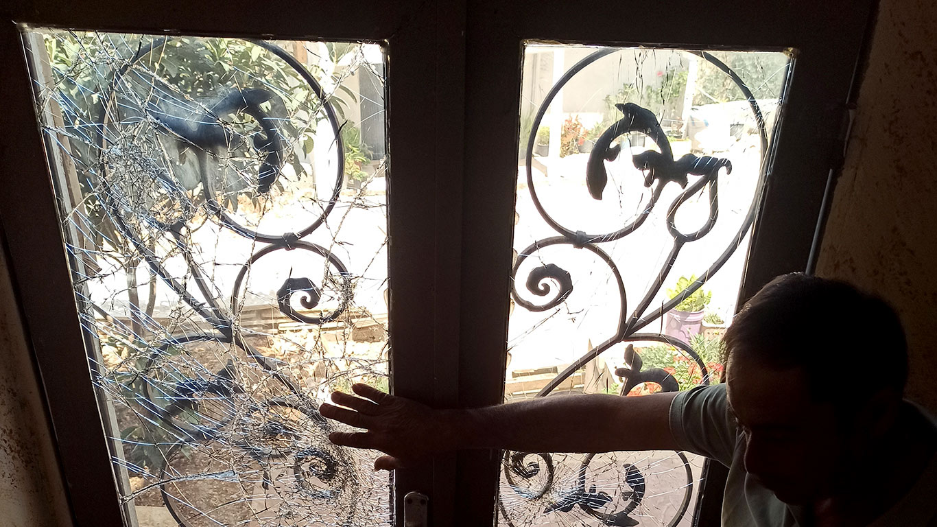 زجاج الباب الذي حطّمه الجنود في منزل إيمان شتيوي. صورة قدّمتها العائلة مشكورة.