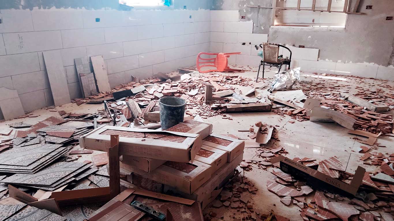 الأضرار التي ألحقها المستوطنون داخل منزل علي حسن.  تصوير سلمى الدّبعي، بتسيلم، 5.7.21