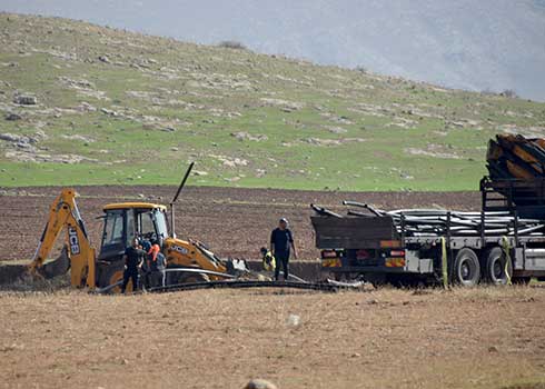 Confiscation of the water pipe in Khirbet 'Atuf. Photo by 'Aref Daraghmeh, B'Tselem, 28 Nov. 2021