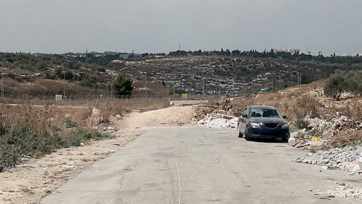 One of the dirt mounds the military set up on the access road to Beit ‘Ur a-Tahta from Route 443. Photo by Iyad Hadad, B’Tselem, 5 Sep. 2021