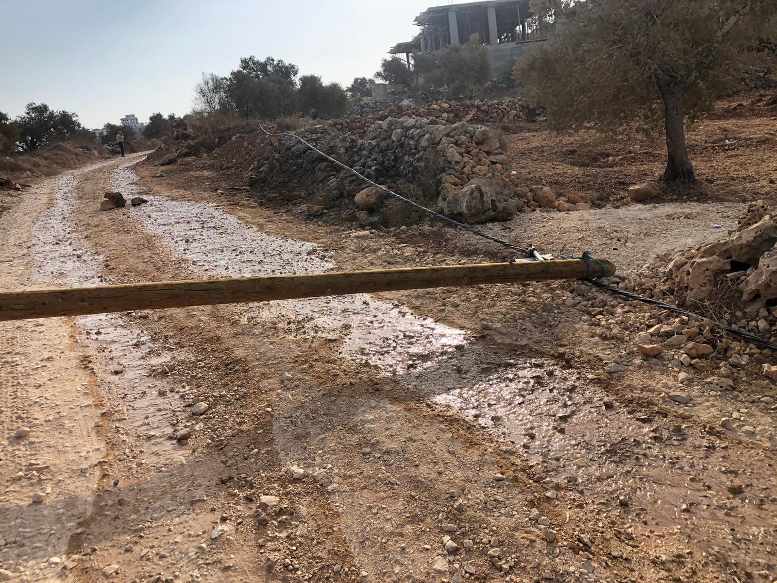 المنزل وأحد عاموديّ الكهرباء اللّذين قصّهما المستوطنون. صورة قدّمها صاحب المنزل مشكوراً.