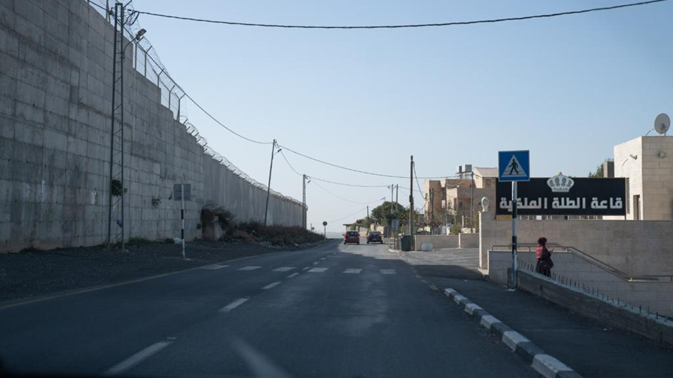 الجدار الفاصل الذي يفصل قرية الولجة عن مستوطنة هار جيلو. تصوير: متان جولان