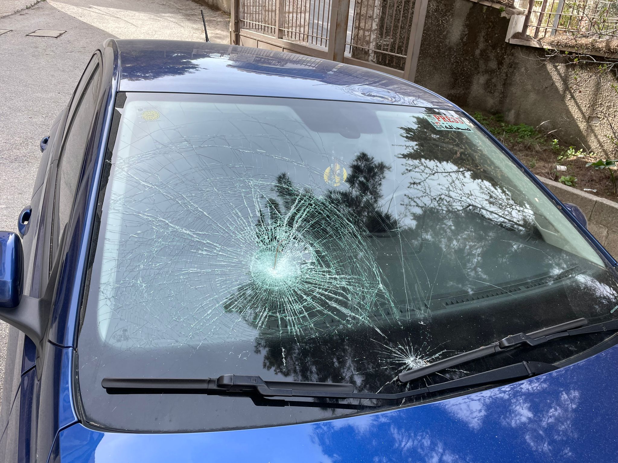 השמשה המנופצת במכוניתו של סבאח. התמונה באדיבות בעל המכונית