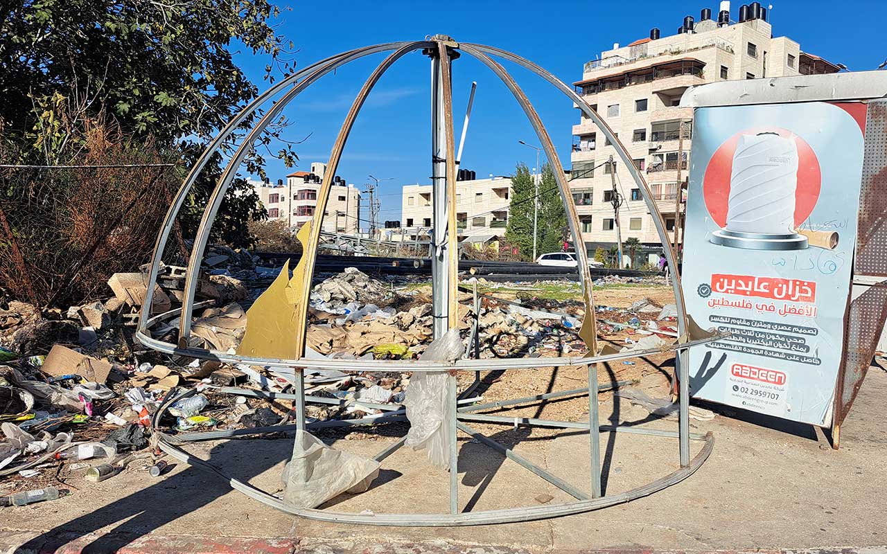 The metal sculpture Badran rolled towards the border police officers. Photo: Iyad Hadad, B'Tselem, 3 Dec. 2023  