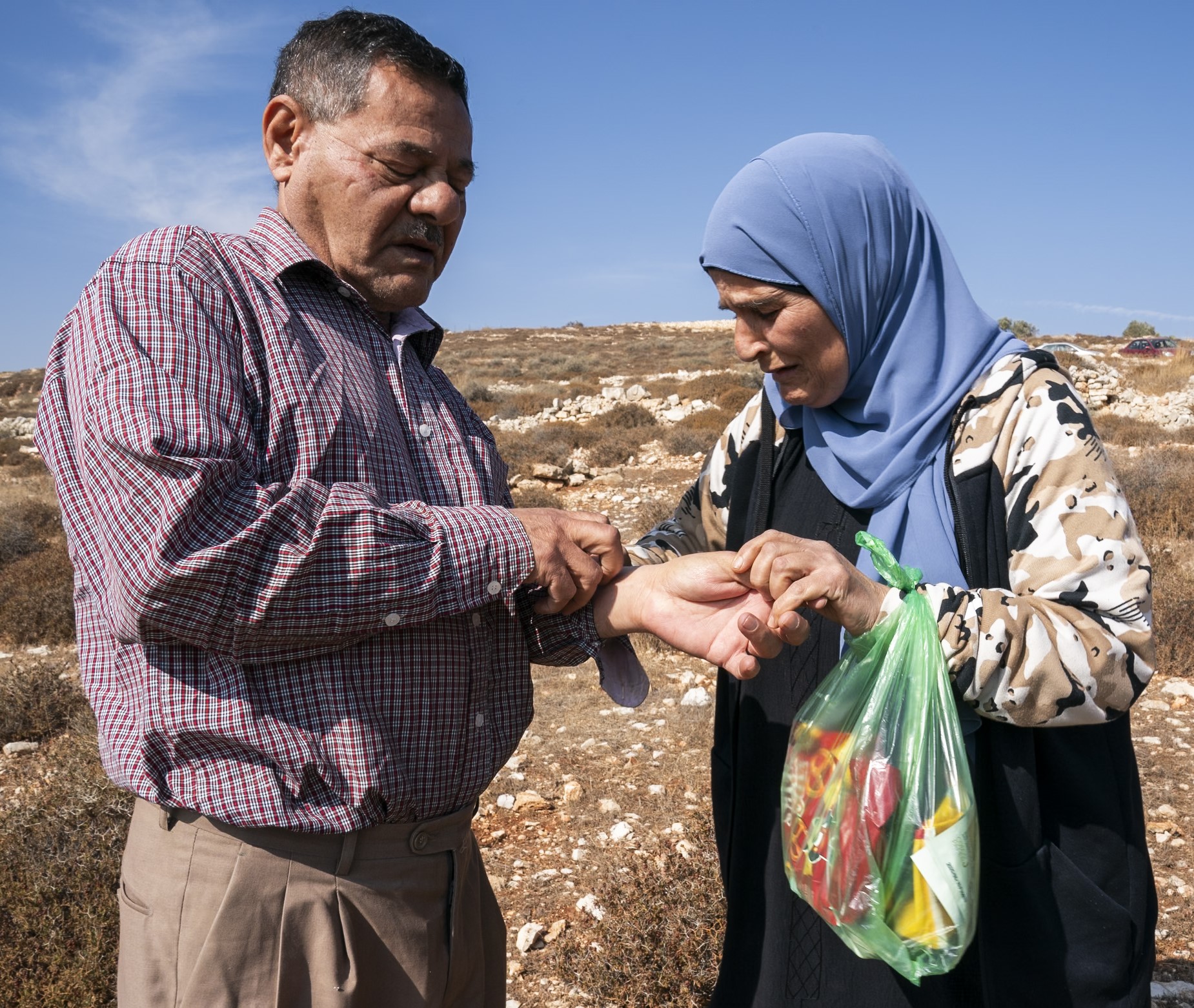 ריאד וסביחה פראחנה לאחר תקיפתם. צילום: אלסנדרו סטפאנלי 