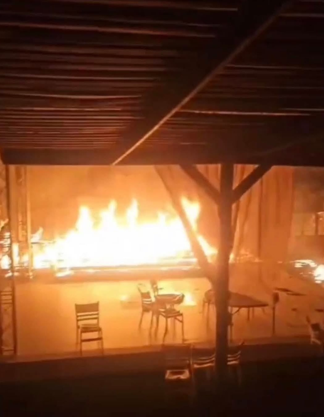 אולם האירועים עולה באש. התמונה באדיבות התושבים