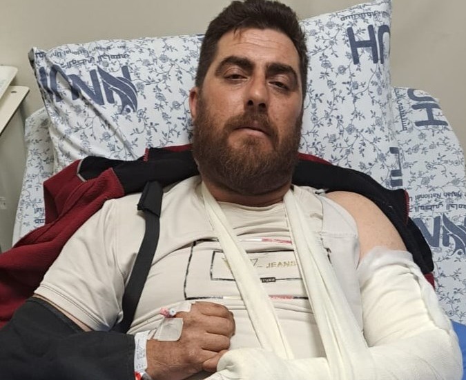 حسني فرعونية في المستشفى بعد اعتداء المستوطنين عليه في أرضه. تصوير: سلمى الدبعي، بتسيلم  
