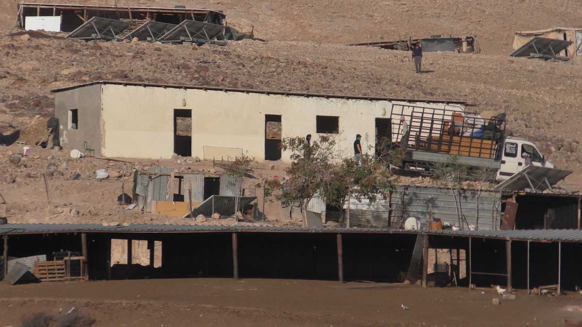 سكان في المعرجات شرق (مليحات) يفككون بيوتهم تمهيدًا للرحيل عن التجمّع. تصوير: عارف دراغمة، بتسيلم، 4.7.25