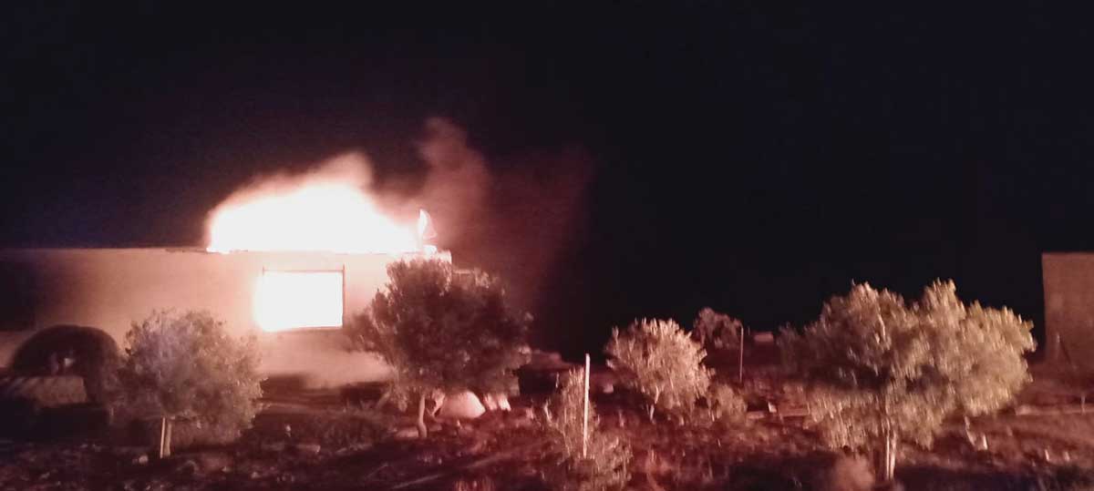 منزل أحرقه المستوطنون بعد مغادرة العائلة. صورة قدمها السكان، 24.7.25 