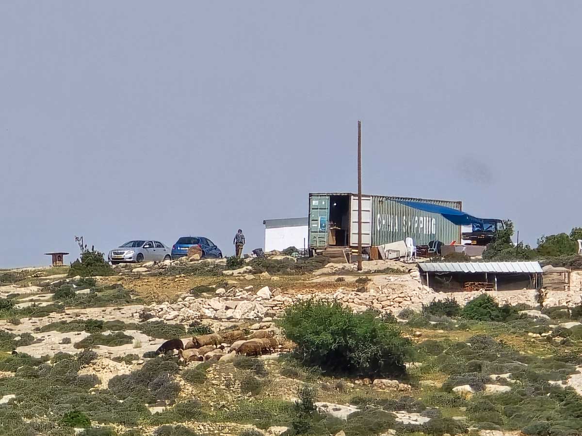 המאחז "חוות עתניאל" מעל דיר ראזח. צילום: נסר נוואג'עה, בצלם