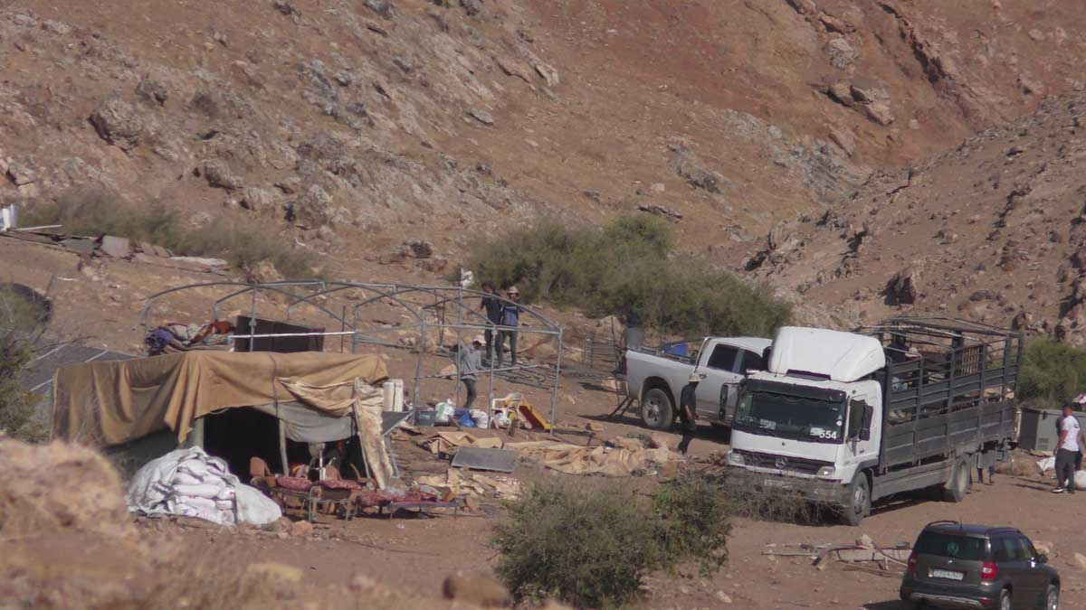 בני משפחת חמייד מעמיסים את רכושם על משאית לקראת עזיבה. צילום: עארף דראר'מה, בצלם