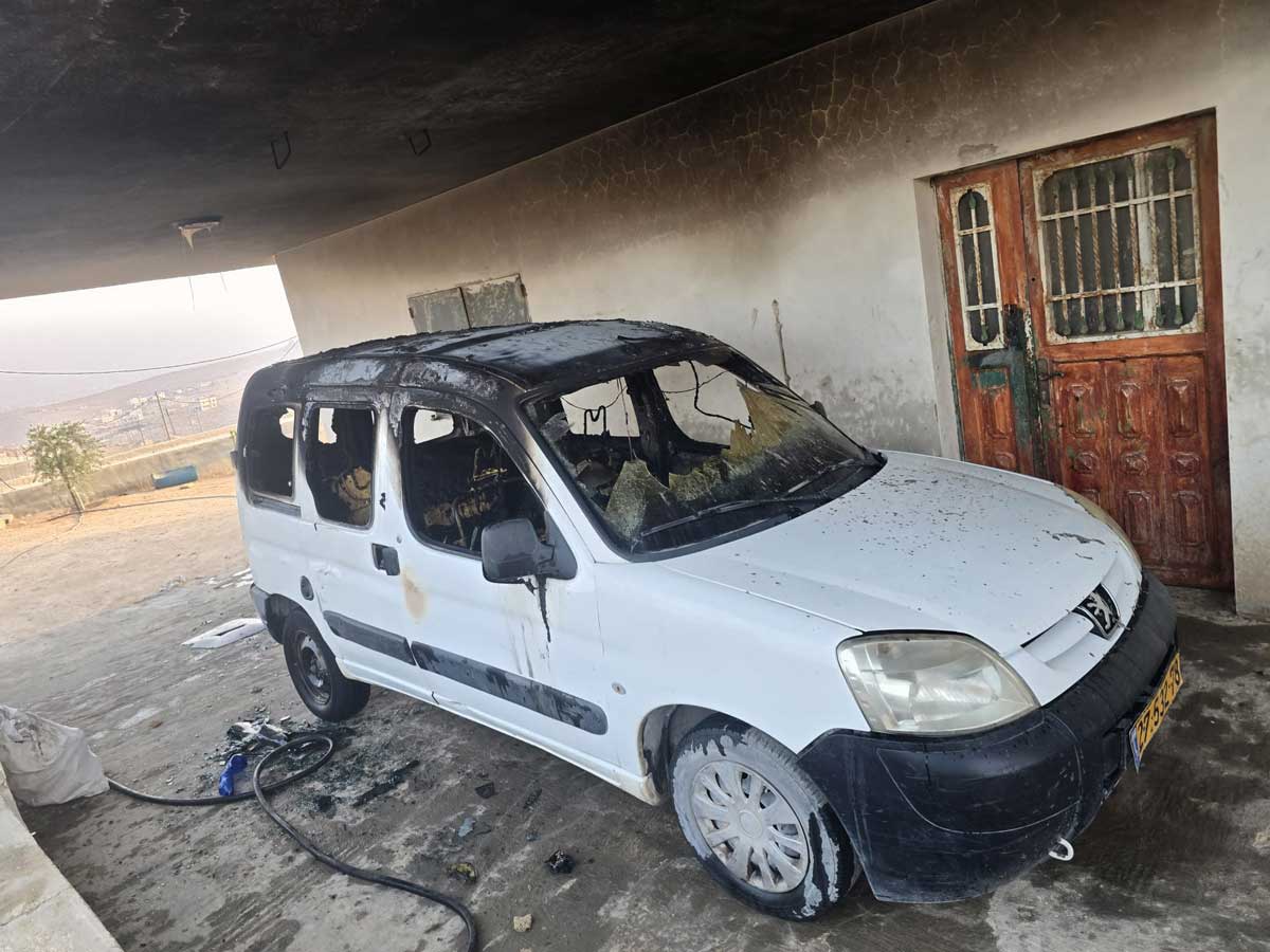 سيارة عائلة شناران بعد أن أحرقها المستوطنون. تصوير: نصر نواجعة، بتسيلم 