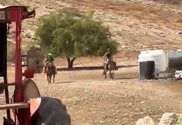 מתנחלים נכנסים לקהילה על גב סוסים. מתוך תיעוד וידיאו באדיבות התושבים, 12.10.25 