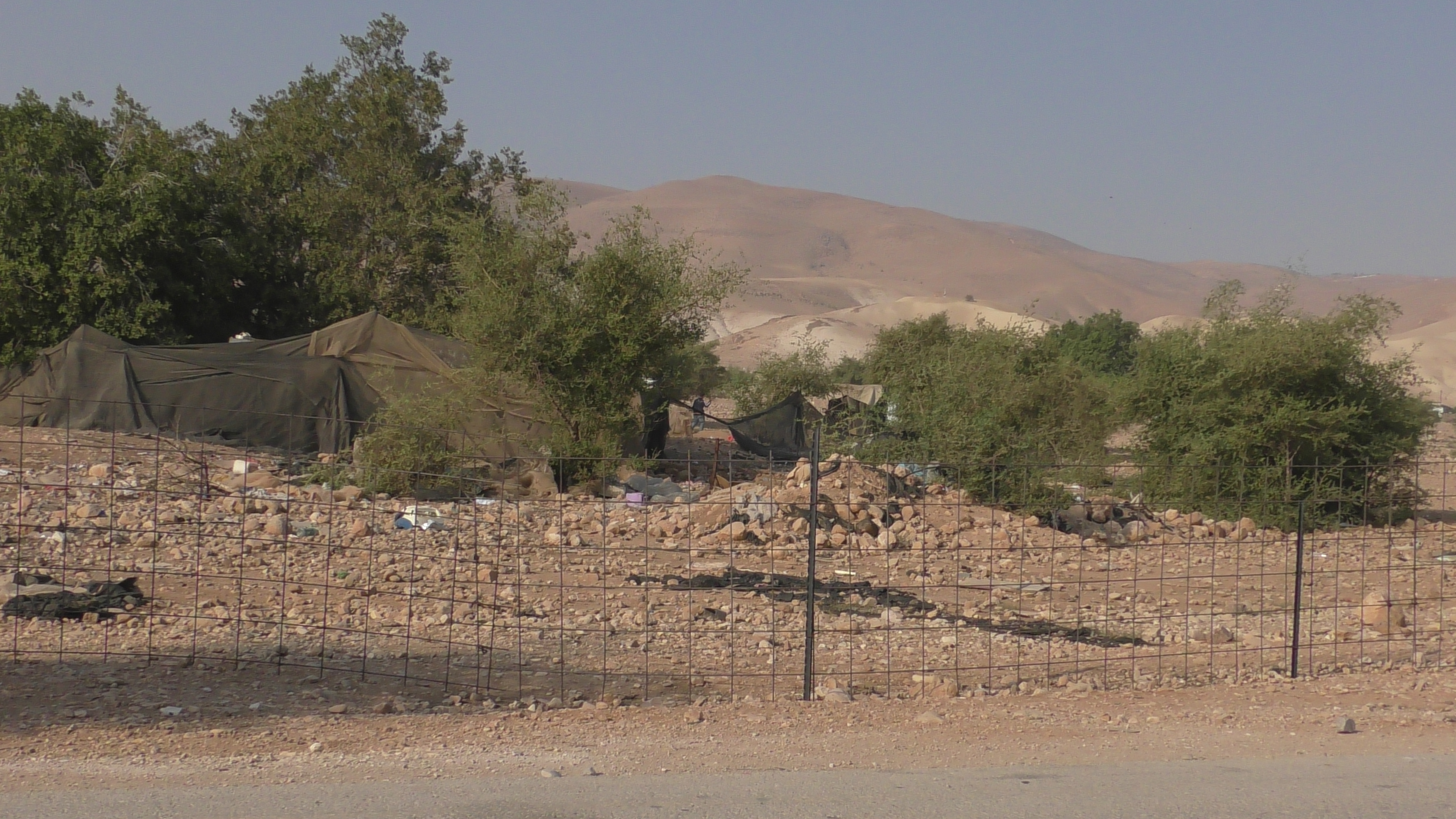 הגדר שהציבו המתנחלים סביב הקהילה.צילום: עארף דראר'מה, בצלם