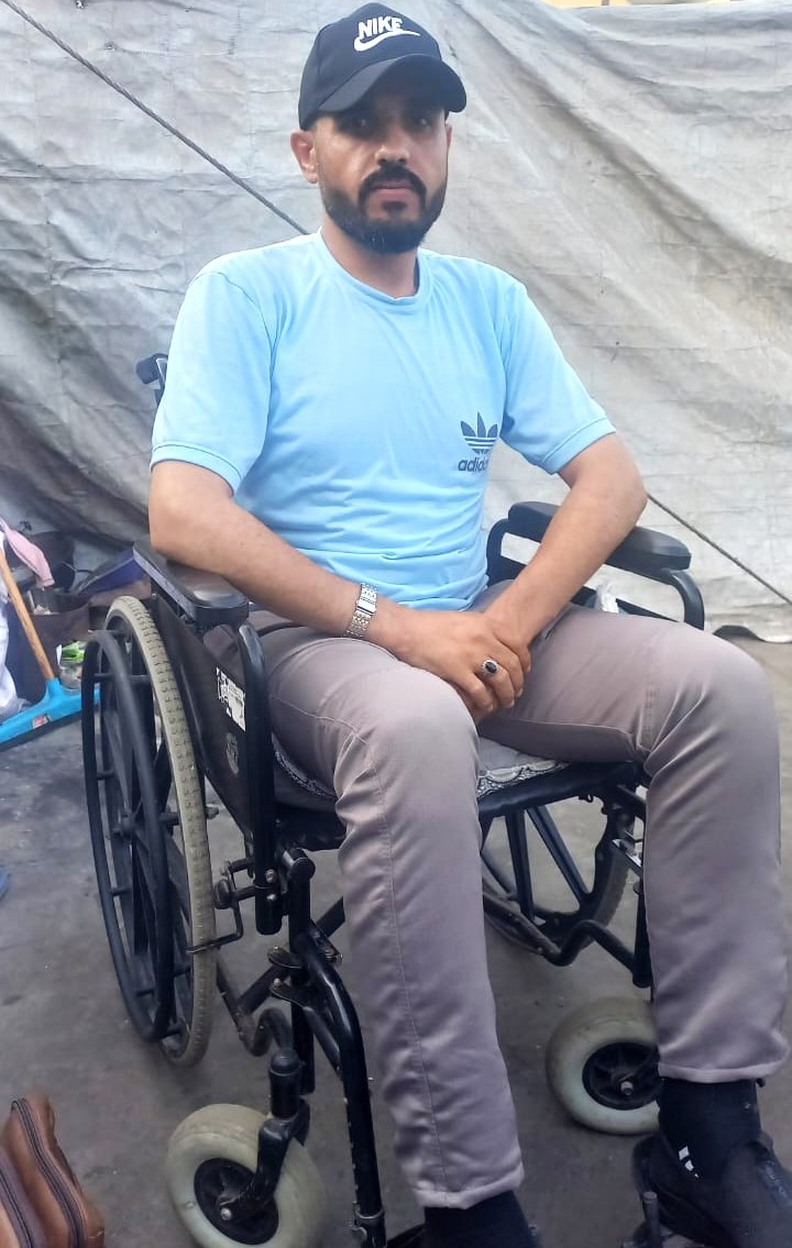 محمد خضر في مخيم المهجّرين. صورة قدمها الشاهد مشكورًا 