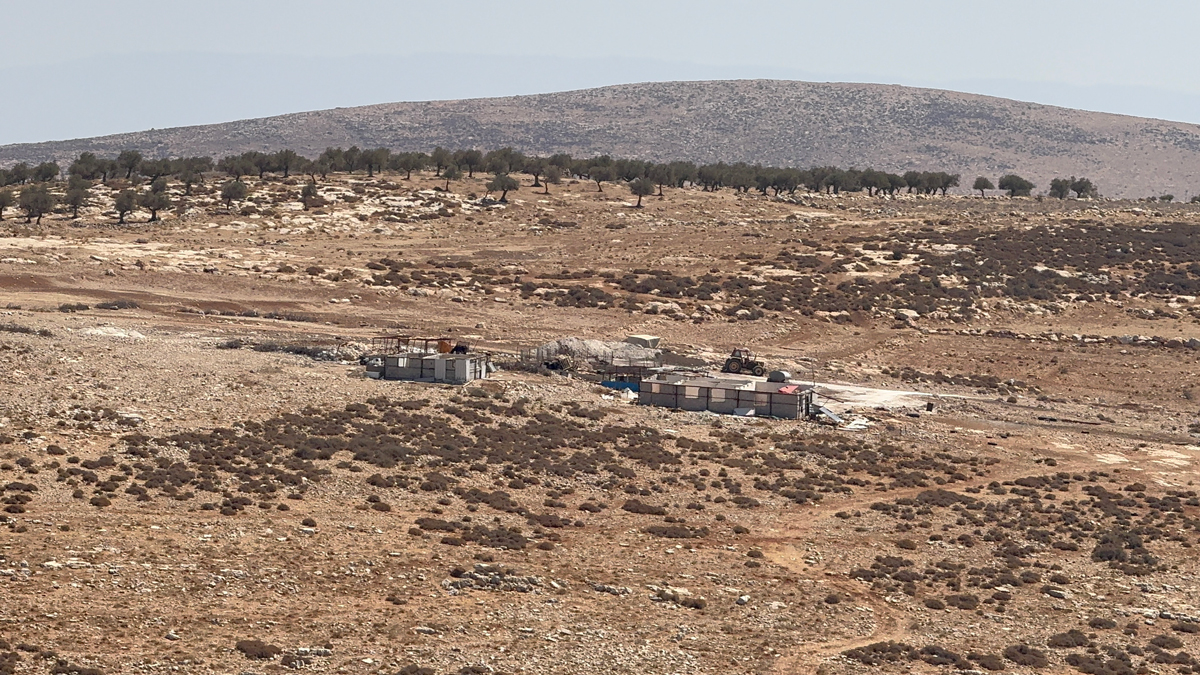 המאחז שהקימו המתנחלים במתחם שממנו גורשה משפחת יונס בשנת 2023. צילום: מוחמד רומאנה, בצלם