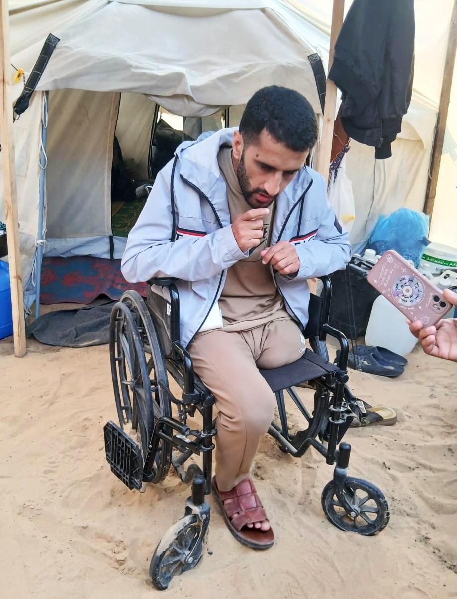   محمود أبو فول بجانب خيمته في مخيم اللاجئين على شاطئ الزوايدة في جنوب قطاع غزة. صورة قدمها الشاهد مشكورًا 