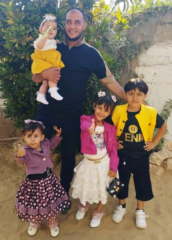 نسيم الرضيع مع أولاده الأربعة، الذين قُتل ثلاثة منهم جرّاء قصف إسرائيلي. صورة قدمها الشاهد مشكورًا 