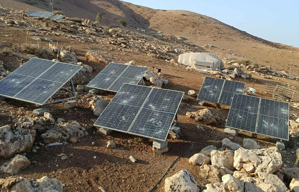 לוחות סולאריים שניפצו המתנחלים צילום: עארף דראר'מה, בצלם