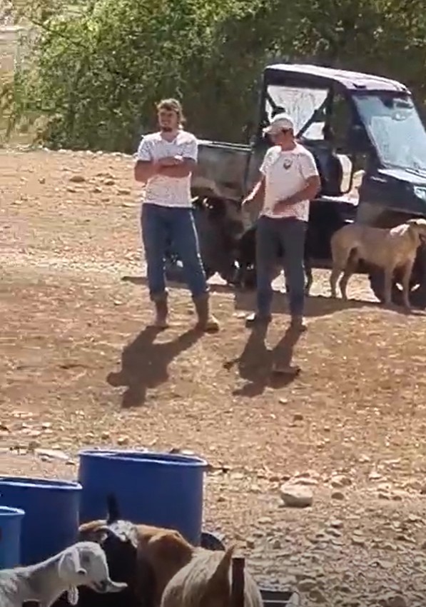 המתנחלים בפתח ביתו של בשאראת. התמונה באדיבות המשפחה