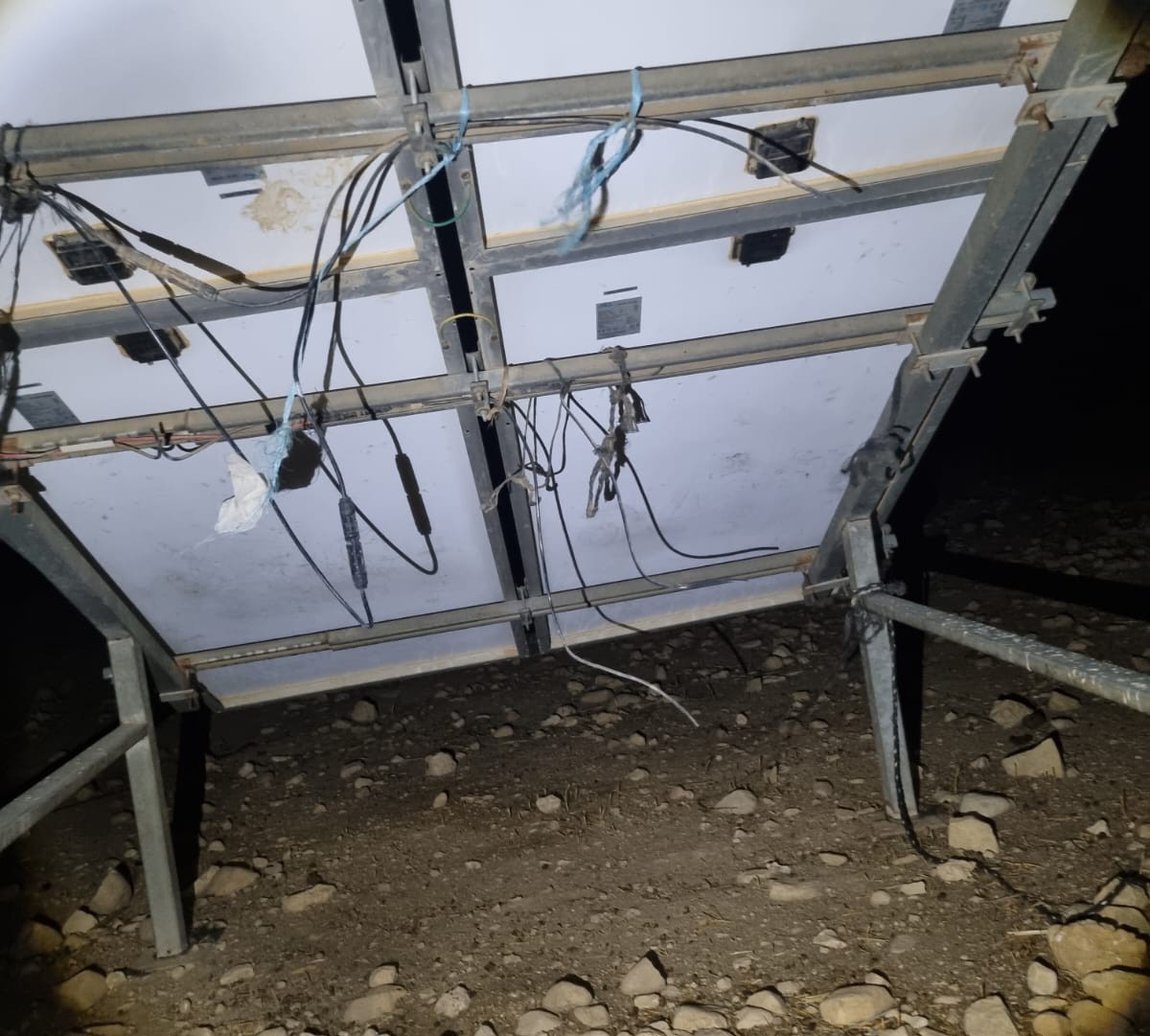 הנזק שנגרם לחיווט הלוחות הסולאריים. התמונה באדיבות התושבים