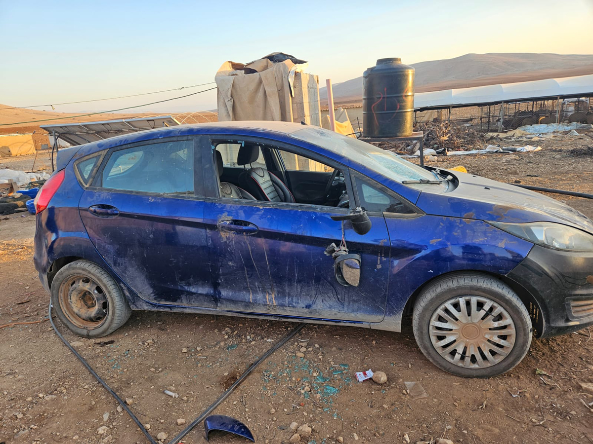 سيارة حطّم المستوطنون زجاج نافذتها. صورة قدمها السكان مشكورين