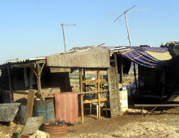 מבנה מועמד להריסה בכפר ערב א-רמאדין אל-ג'נובי. צילום: ראאיד מוקדי, 11.7.08