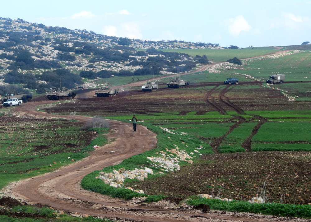 טנקים רומסים שדות דגנים וקטניות של תושבי איבזיק. צילום: עארף דראר'מה, בצלם, 23.12.18