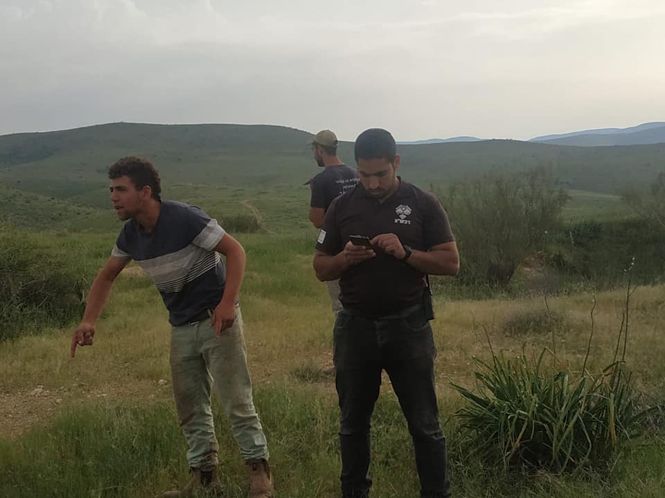 المستوطنون المقتحمون. تصوير أحد سكان القرية