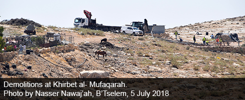 ההריסות בח'ירבת אל-מופקרה.  צילום: נסר נוואג'עה, בצלם, 5.7.18Demolitions at Khirbet al- Mufaqarah. Photo by Nasser Nawaj’ah, B’Tselem, 5 July 2018