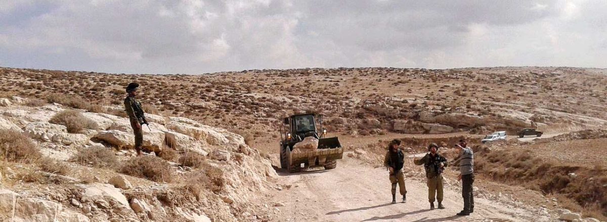 דחפור של הצבא מוביל סלעים לחסימת דרך במסאפר יטא, 9.11.17. צילום: נידאל יונס, ראש מועצת מסאפר יטא, תושב ח'רבת ג'ינבה.