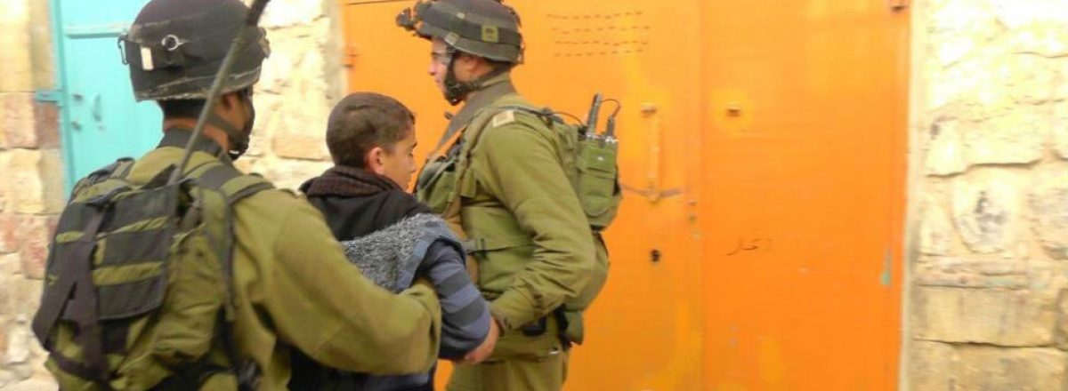 جنود اسرائيليون يعتقلون صبي فلسطيني في الخليل، تصوير: منال الجعبري: بتسيلم, 1.1.12