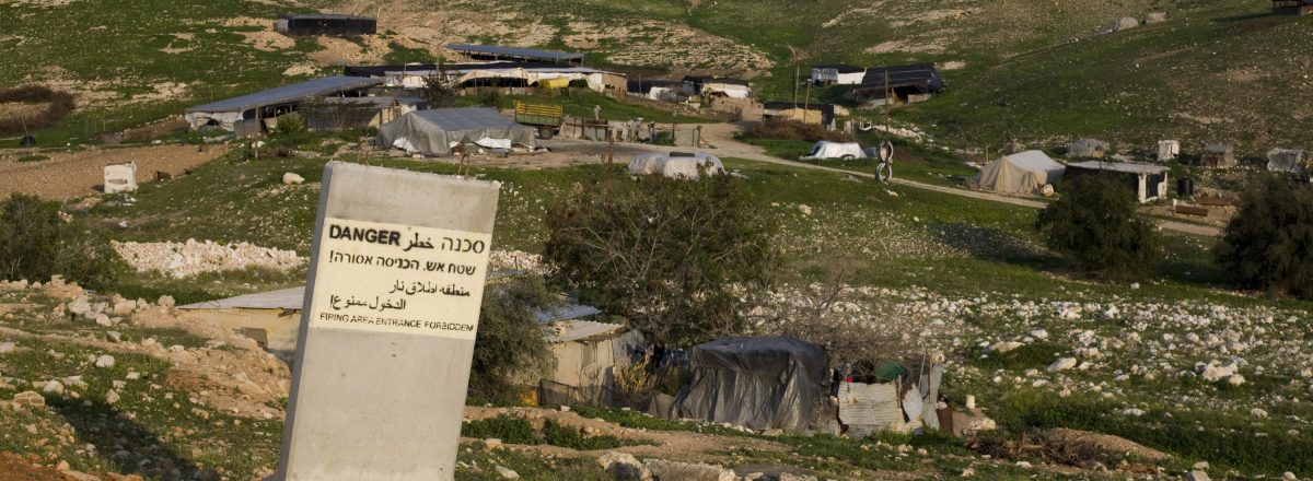 קהילה בדואית פלסטינית בתוך אזור שהצבא הגדיר כשטח אש. צילום: קרן מנור, Activestills.org, 14.3.11.