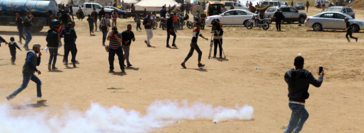 أطلاق قنابل غاز مسيل للدّموع على المتظاهرين في خزاغة. تصوير: محمد صباح، بتسيلم، 7.4.2018