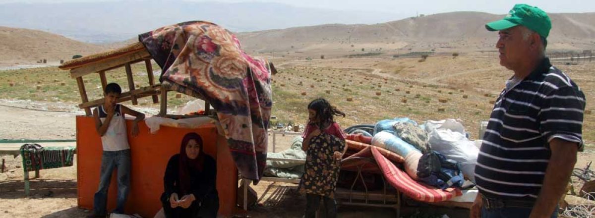 افراد عائلة ضراغمة بجانب ممتلكاتهم بعد ان هدمت الادارة المدنية بيتهم في الفارسية. تصوير: عاطف ابو الرب، بتسيلم، 10/8/2010.