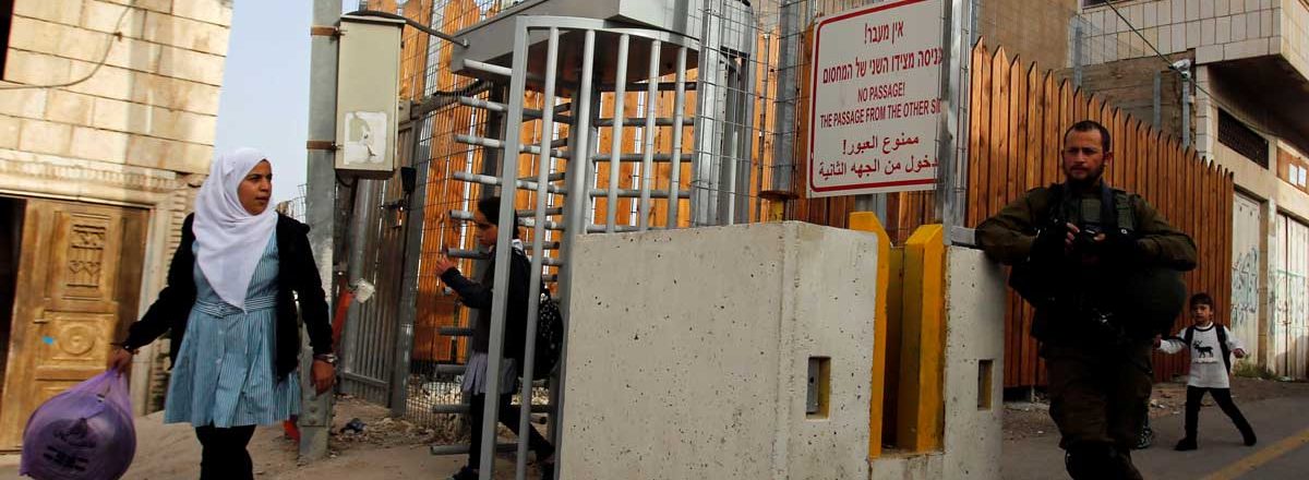 ילדים עוברים במחסום 160 במרכז העיר חברון בדרכם לבית הספר. צילום: מוסא קוואסמה, רויטרס, 3.5.19