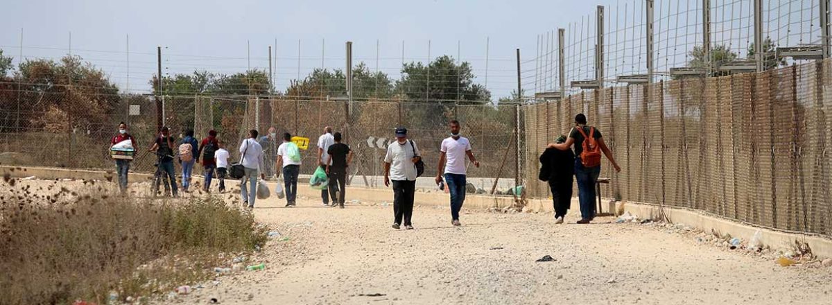 Palestinian workers entering Israel through gaps in the Separation Barrier, Far’on, Tulkarm District. Photo: Ahmad al-Bazz, Activestills, 5 Aug. 2020