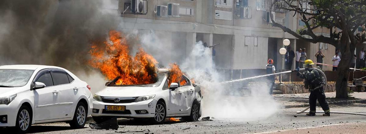 A car which caught on fire after a rocket was launched from the Gaza Strip, in Ashkelon, southern Israel May 11, 2021. Photo by Nir Elias, Reuters