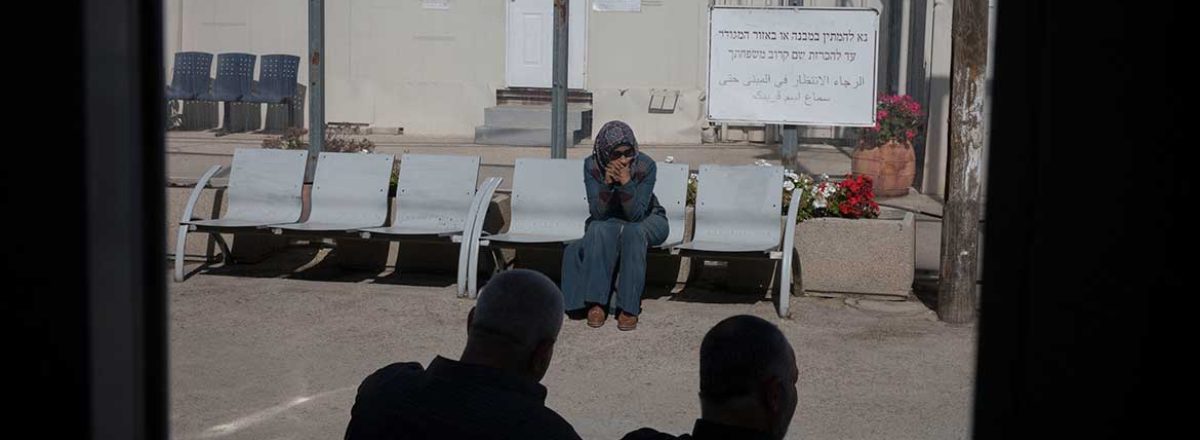 בת משפחה ממתינה לבקר בכלא עופר. צילום: אורן זיו, אקטיבסטילס, 29.10.17