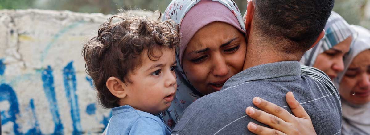 مشيّعون في جنازة شخص استُشهد جرّاء القصف الإسرائيليّ في قطاع غزّة. تصوير محمد سالم، رويترز، 9.10..23