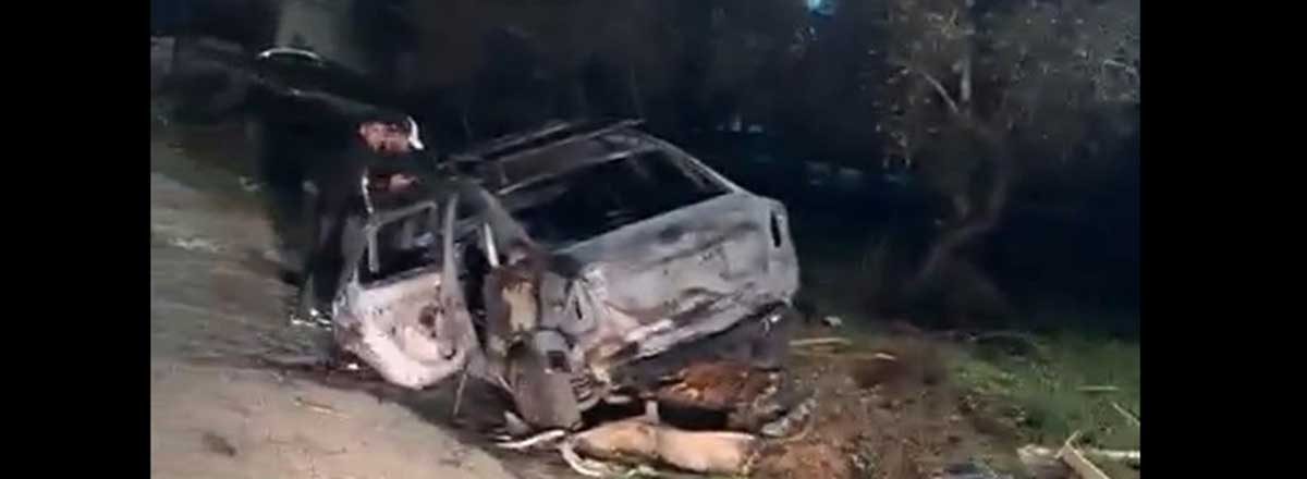 سيارة قيس علان المحترقة. لقطة من فيديو تداولته شبكات التواصُل الاجتماعيّ، استخدام وفقاً للبند 27أ من قانون حقوق التأليف والنشر   
