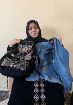 إيمان أبو النيل تحمل بعضا من متعلقات نجلها. تصوير: ألفت الكرد، بتسيلم 31.8.21