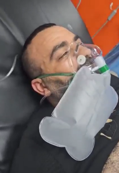 محمد جابر لدى إخلائه إلى المستشفى. الصورة من توثيق بالفيديو قدمه السكان 