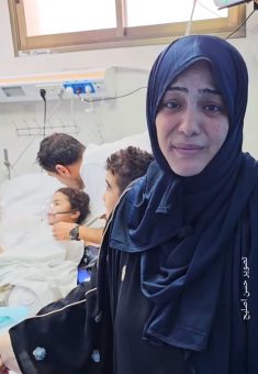 فلسطين بربخ مع ابنتها رزان في المستشفى. صورة قدمتها الشاهدة مشكورة