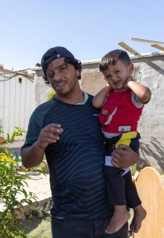 עודה אל-הד'אלין עם אחד מבניו. צילום: עמרי ערן-ורדי, אקטיבסטילס