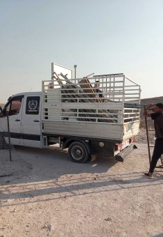 أحد سكان التجمع يحمّل الأمتعة على الشاحنة. صورة قدمها السكان مشكورين، 24.7.25 