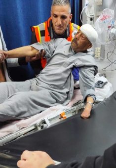 חמד אל-עזאזמה בבית החולים לאחר שהוכה בידי המתנחלים. התמונה באדיבות התושבים